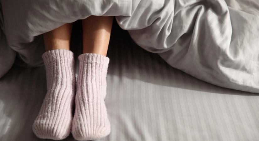 Ha így veszed fel a zoknit éjszaka, könnyebben elalszol majd még a legnagyobb melegben is