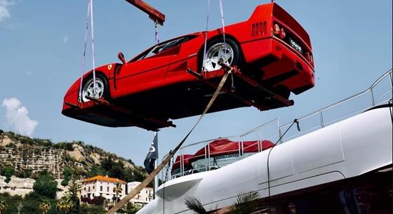 Még Monacóban is látványosság, ha egy luxustjacht fedélzetén egy Ferrari is van