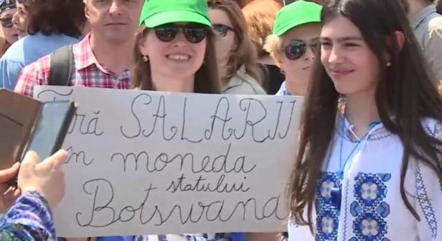 Átlagosan tízből hét pedagógus és segítő függesztette fel a munkát Romániában, hogy magasabb bért, harcoljanak ki maguknak