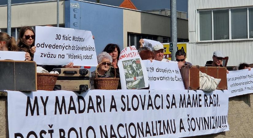 Csendes tüntetés Vladimír Clementis szoboravatásán Rimaszombatban – képeken