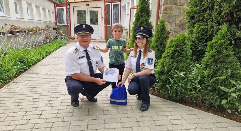 Félig-meddig már valóra vált a nógrádi kisfiú nagy álma: rendőrautóval vitték haza az óvodából