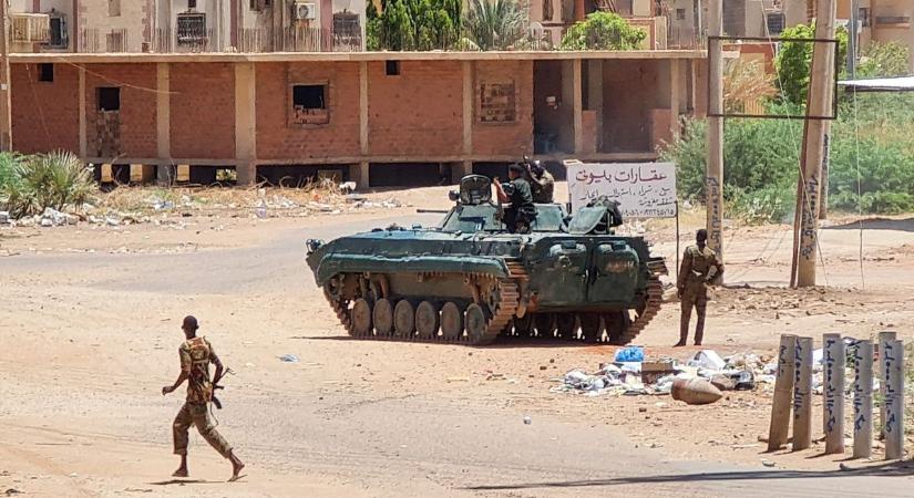 A tartalékosokat és nyugalmazott katonákat is mozgósítja a szudáni hadsereg