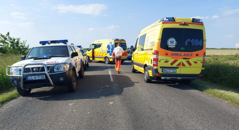 Két autó ütközött Boba és Izsákfa között - Egy várandós nőt szállítottak kórházba a mentők - fotók