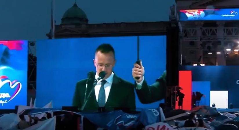 „Vučić színházában Orbán statisztái is szerepelnek?” – Szijjártó szerbül olvasta fel, hogy „hajrá, Alekszandar! Hajrá, Szerbia!”