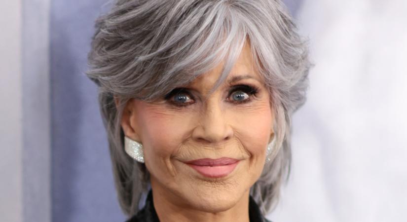 A 85 éves Jane Fonda elbűvölően ragyog a címlapon: a kortalan nőiesség és elegancia megtestesítője