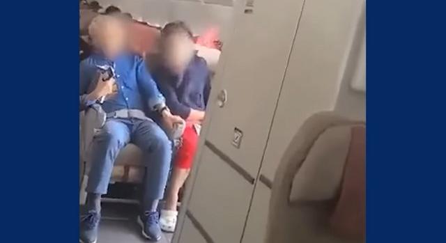 Leszállás előtt kinyitotta a repülőgép vészkijáratát egy férfi – egy utas videózott közben