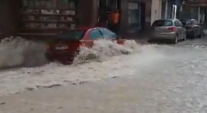 Megpróbált áthajtani a BMW-s az áradáson, de elvitte a víz, aztán jött a hihetetlen fordulat - videó