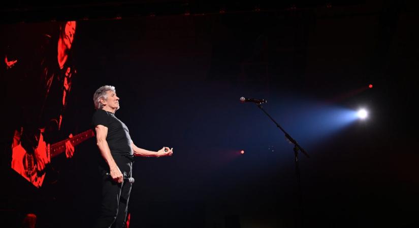 Roger Waters náci ruhára hajazó szettben lépett fel Berlinben, vizsgálódni kezdett a német hatóság