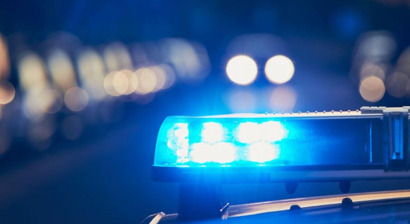 Parkoló járműbe csapódott egy személyautó Nógrádmegyerben – a sofőrt kórházba szállítottak