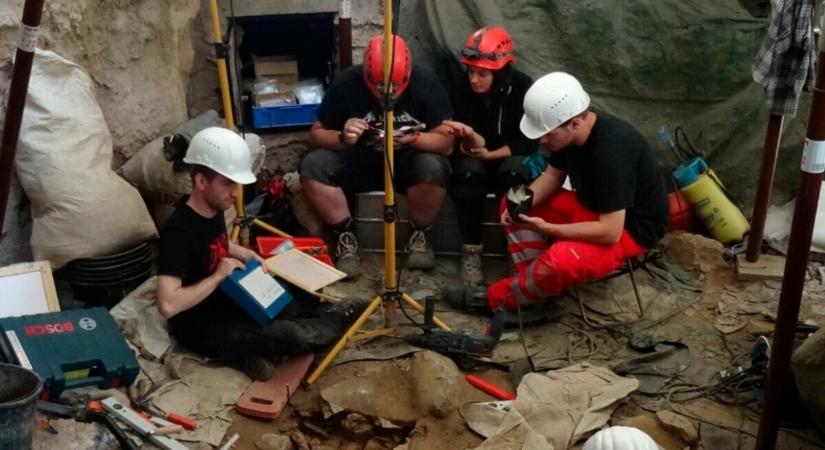 Tizenkétezer éves emberi csontokat találtak egy német barlangban