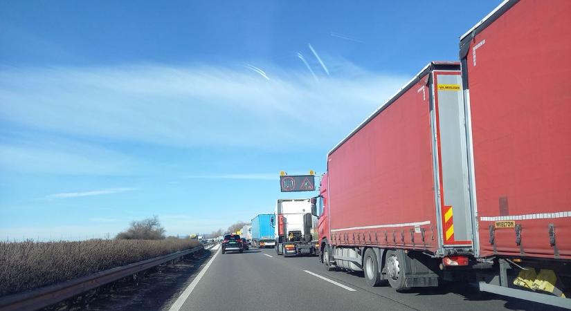 Kamiont mentenek az M1-esen Mocsánál - torlódik a forgalom