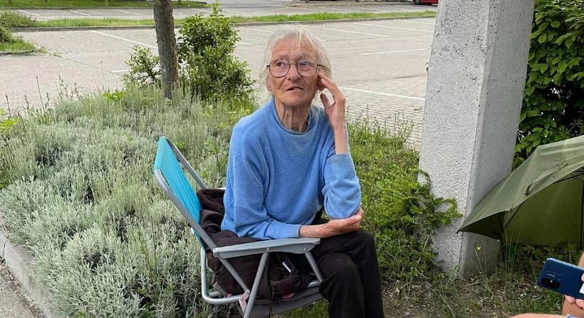 „Mindent megteszünk érte" – Segítene az önkormányzat a komáromi parkolóban sátrazó Magdi néninek
