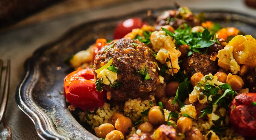 Marokkói fűszeres húsgolyók fetás, sült csicseriborsós salátával és kuszkusszal
