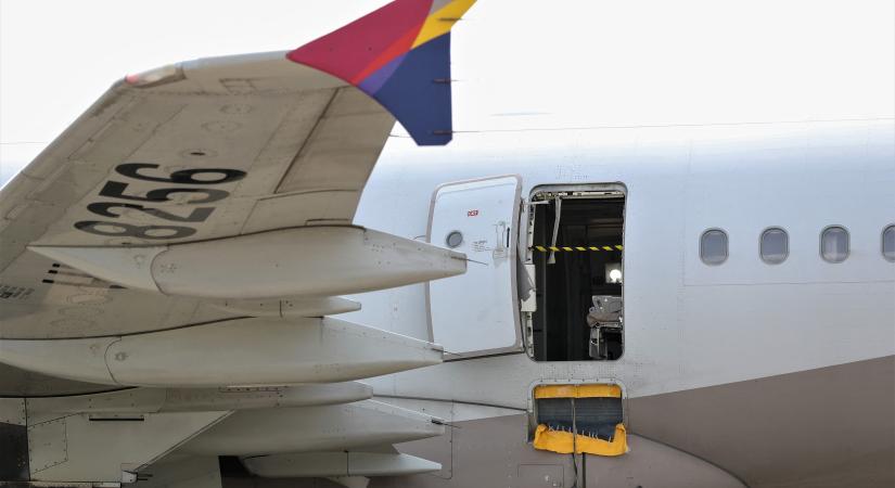 Rosszul érezte magát egy utas, ezért 200 méteren kinyitotta a repülőgép ajtaját – videó