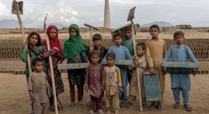 Gürizős élet: egyre több éhező afgán család küldi dolgozni a gyerekeit