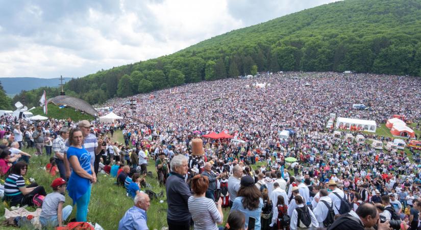 Háromszázezer zarándok az apró faluban, óriási a tömeg: így ünnepelnek Csíksomlyón