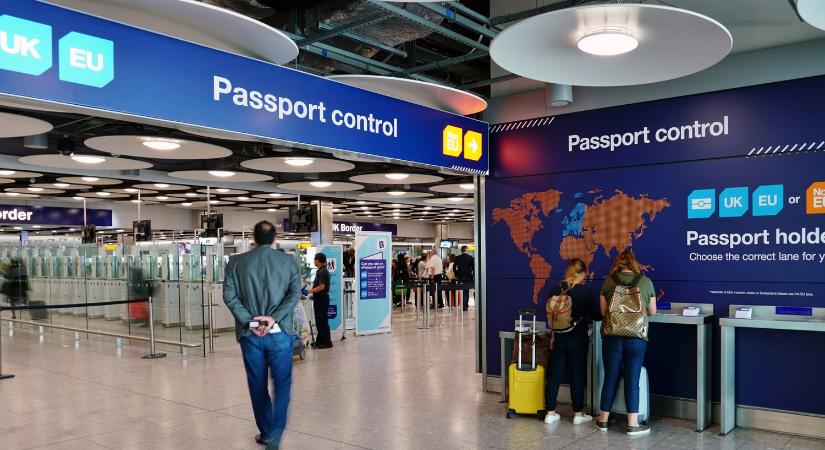 Káosz a brit reptereken: tömegek vesztegelnek egy meghibásodás miatt