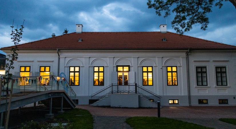 Átadták a Napsugár Bábszínház új otthonát a békéscsabai Beliczey-kúriában