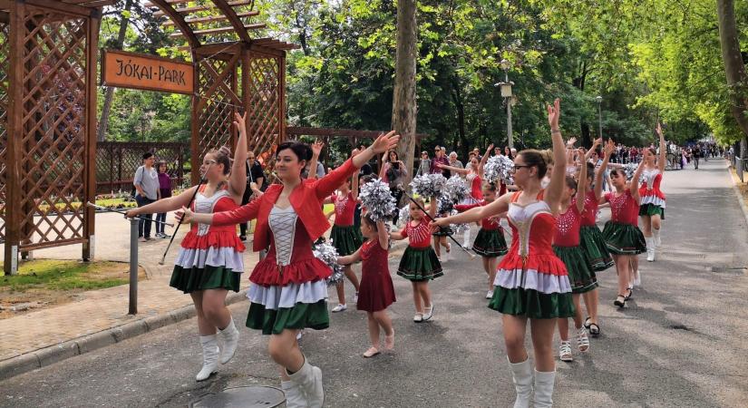 Pünkösdi rózsaözönnel nyitották meg a nyári szezont Siófokon