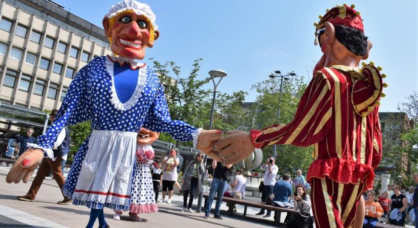 Zalaegerszegre érkeztek az óriásbábok