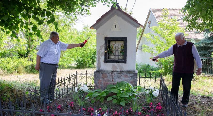 Fotók: borral locsolták le Orbán szobrát a tatai Újhegyen