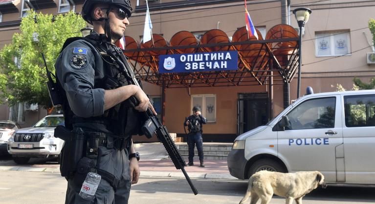A legmagasabb szintű harci készültségben marad a szerb hadsereg