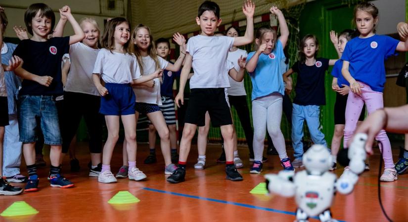 Robottal táncoltak a gyerekek a Móriczban