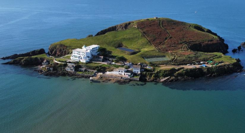 15 millió fontért most bárki megveheti Agatha Christie kedvenc szigetét