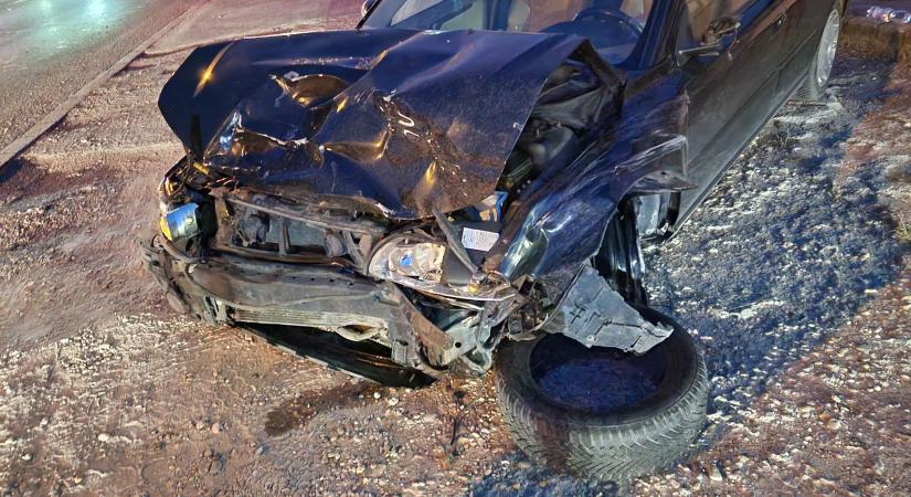 Elájult, a kormányra borult a sofőr, kis híján tragédia történt Óbudán