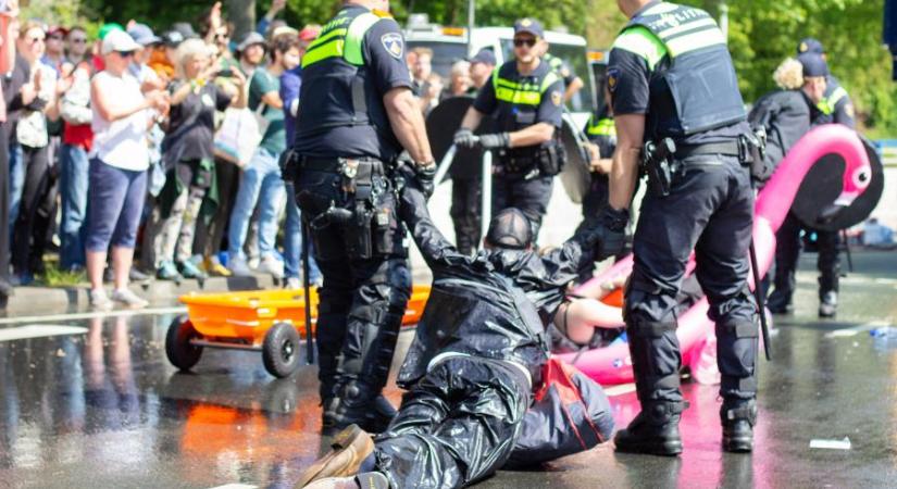 Végül több mint 1500 klímaaktivistát tartóztatott le a holland rendőrség, vízágyúval oszlatták a tiltakozó tömeget