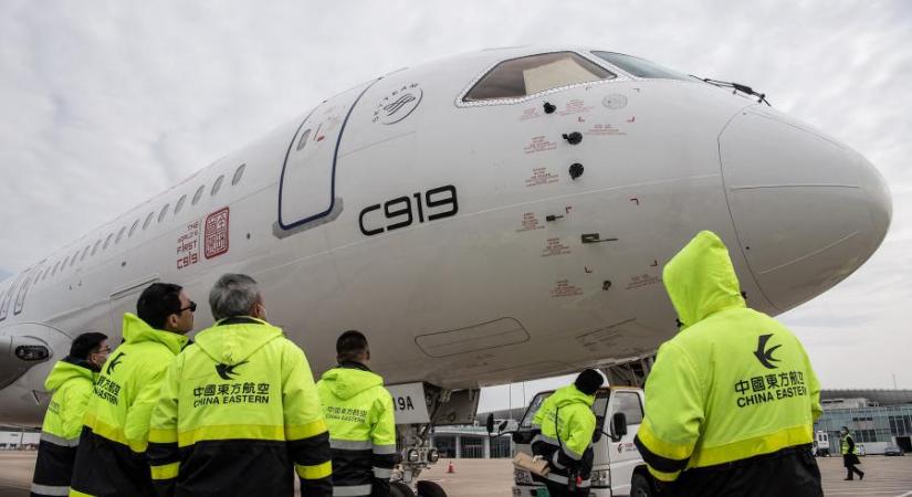 Felszállt Kína első saját fejlesztésű utasszállító repülőgépe