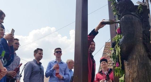 A borverseny legjobbjaival locsolták meg Orbán-szobrát Hajóson (videó)