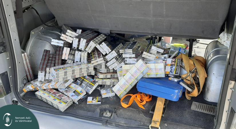Közel 800 doboz cigit találtak egy kisbuszban