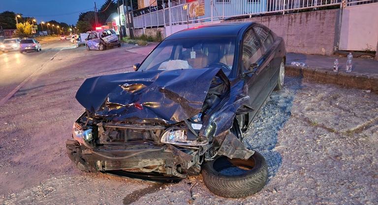 Vezetés közben ájult el a sofőr, ripityára törte a Bécsi úton parkoló autókat