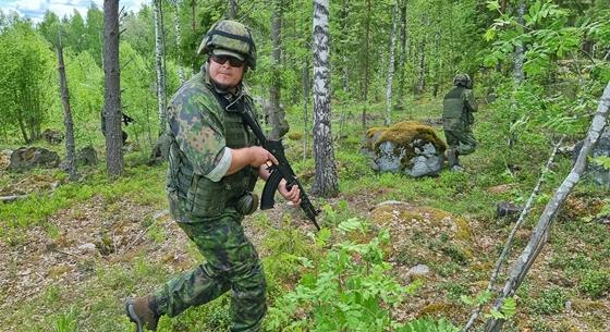 Miért rohan fegyverrel az erdőben a finn üzletember?