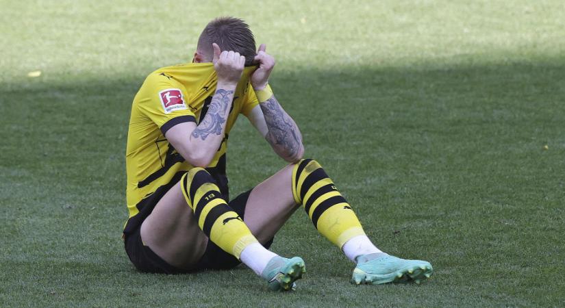 Az utolsó pillanatban hatalmasat bukó Dortmundon röhög a világ - itt vannak a legjobb mémek