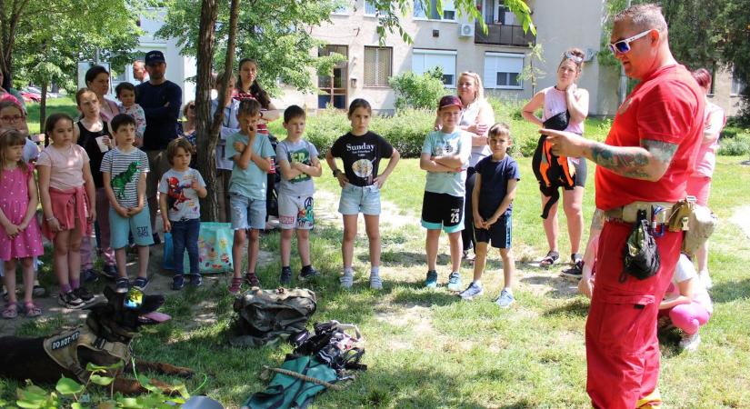 A híres mentőkutyával is találkozhattak a kecskeméti gyerekek a Hunyadivárosban – galériával, videóval