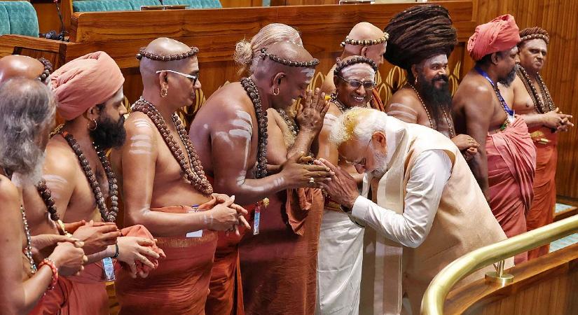 Hiába bojkottált az ellenzék, félmeztelen papok mégis felavatták az új indiai parlamentet