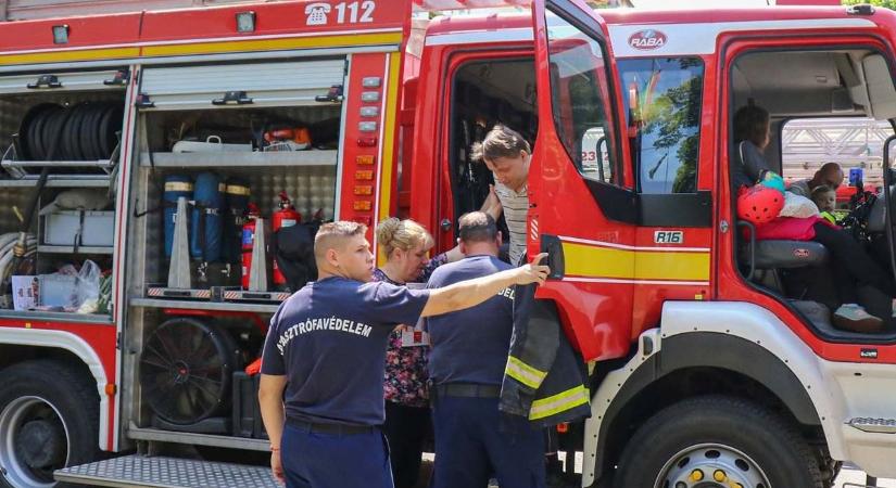 Gyerekek rohamozták meg a tűzoltóautókat