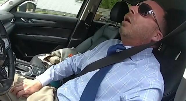 Videó: békésen szunyókált autójában a városi tanács tagja, kezében egy crack kokainnal teli pipával