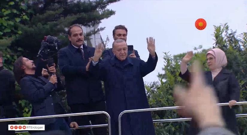 Egy busz tetején állva jelentette be győzelmét Erdogan (VIDEÓ)