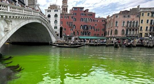 Rejtély, mi változtatta zöldes színűre a velencei csatornát