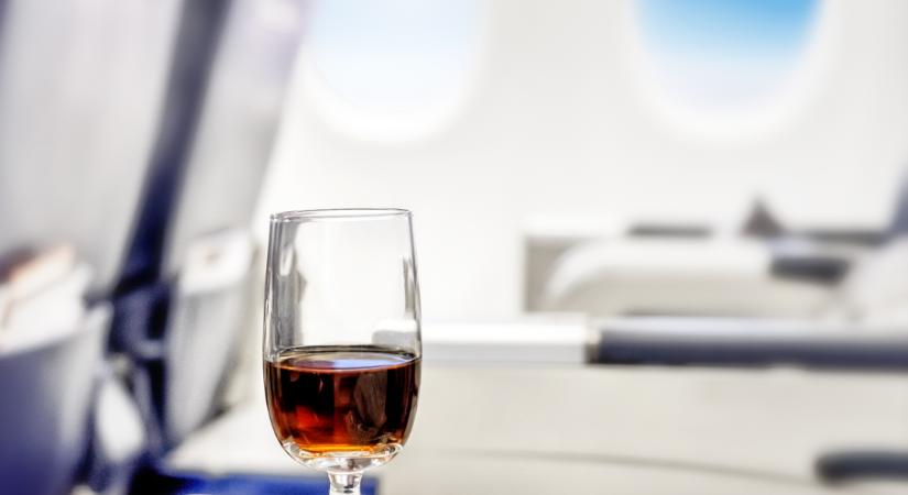 A két ital, amit soha ne rendelj a repülőgépen a stewardessek szerint