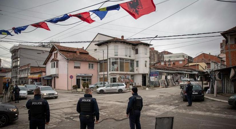 Bezártak az iskolák és az óvodák Koszovóban, szögesdróttal vették körbe az önkormányzatot