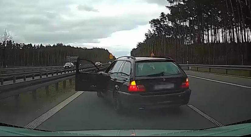 Büntetőfékezett az őrült BMW-s a sztrádán, de ez csak a kezdet volt, a legdurvább rész ezután jött - videó