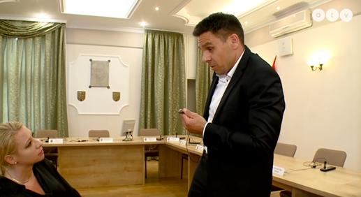 Kammerer Zoltán gödi polgármester kisétált az interjúról, mikor az akkumulátorgyárról kérdezték
