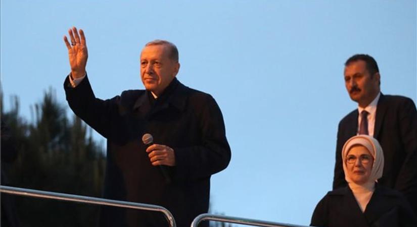 Erdogan a győzelem után: nyert a demokrácia