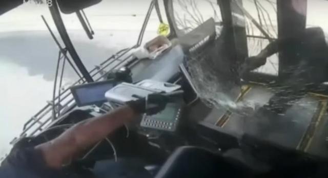 Videón, ahogy menet közben lövöldözik egymásra a buszsofőr és az utasa