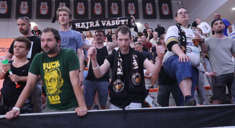 Elfogytak a jelzők az NKA Pécs–Panthers meccsek hangulatával kapcsolatban (galéria)