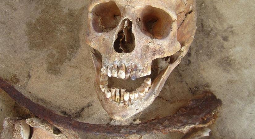 Vámpírcsontvázat fedeztek fel egy ősi temetőben? A régészeket teljesen sokkolta, ami a sírban fogadta őket